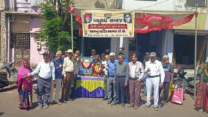 अंबेडकर जयंती पर सेवा का संगम: कीर्ति सार्वजनिक पुस्तकालय द्वारा 3000 लोगों को बांटी गई छाछ